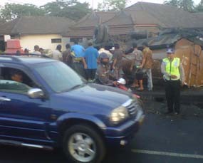Truk Tangki Terguling, Warga Rebutan Minyak Goreng