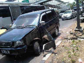 Mobil Kijang Tabrak Gardu Listrik, Lalin di Jl Pramuka Tersendat 