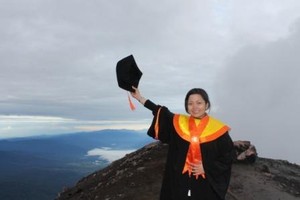 Merayakan Wisuda di Puncak Gunung Api Tertinggi (3)