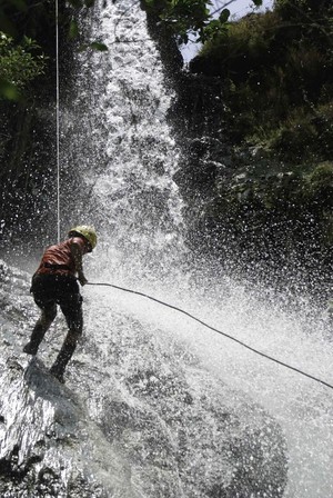 Menuruni Tebing Air Terjun dan Menyusuri Ngarai Sri Gethuk