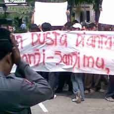 Tuntut Kenaikan Gaji, Ratusan Pencatat Meteran Listrik Demo PLN