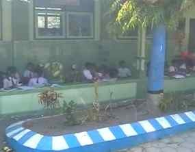 Siswa SD UTS di Teras Gara-gara Asap Pembakaran Lahan Tebu