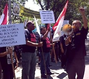 Terdakwa Koruptor Bebas, Massa Demo Pengadilan Tipikor