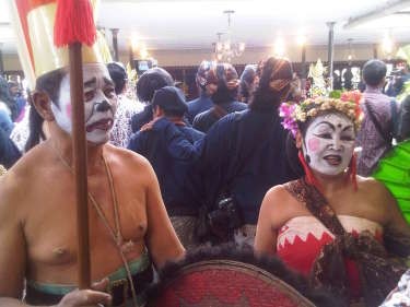 Tolak Bala, Manten Edan-edanan Kawal Mantu Sultan