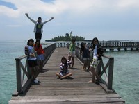Foto rame-rame di jembatan penghubung Tidung Besar-Kecil Foto rame-rame di jembatan penghubung Tidung Besar-Kecil