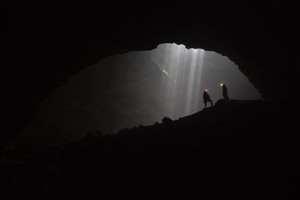 Penelusuran Gua Vertikal Di Kedalaman 130 meter