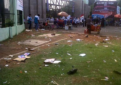 Demo Bubar, DPR Penuh Sampah