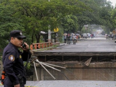 Banjir Putuskan Jembatan