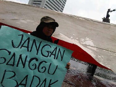 Mahasiswa Demo Tolak Pagar Listrik untuk Badak di HI