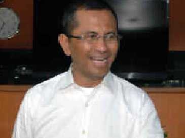 Dahlan Iskan Nyetir Sendiri Mobil Mercy-nya ke Kantor Baru 