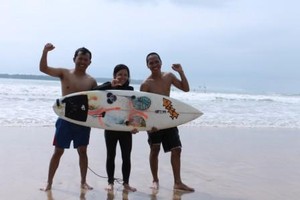 Oleh-oleh Dari Pantai Lagundri Sorake Nias : Papan Surfing!
