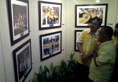 Ical Hadiri Pameran Foto Golkar