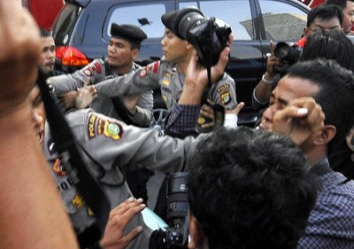 Bukk ! Oknum Polisi Jotos Wartawan