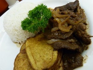 Empuk-Empuk Gurih Pancit Molo dan Bistek dari Manila