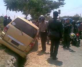 Suzuki APV Tabrak Biker Nyungsep Masuk Got