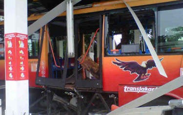 Bus TransJakarta Meledak di SPBG Pinang Ranti Bus TransJakarta Meledak di SPBG Pinang Ranti