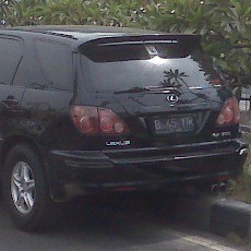 Lexus Berlambang DPR Tersangkut di Jalur TransJ Pademangan