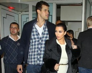 8 Minggu Menikah, Kim Kardashian Akan Cerai?