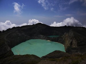 Senandung Arwah Di Danau Kelimutu