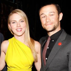Scarlett Johansson Kepergok Ciuman dengan Joseph Gordon-Levitt