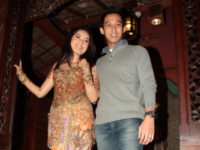 Nindy dan Calon Suami Fitting Baju Pernikahan