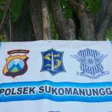 Satpol PP Takut Cabut Banner Berlogo Polda dan Pemkot Dipaku di Pohon