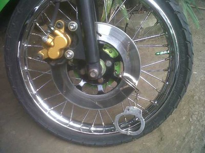 Kunci Roda Motor dengan Borgol