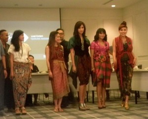 Indonesia Fashion Week: Saatnya Sarung Mendunia!
