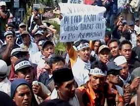 Ribuan Pekerja Kebun Tebu di Situbondo Turun ke Jalan