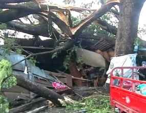 Kediri Diterjang Puting Beliung dan Hujan Es