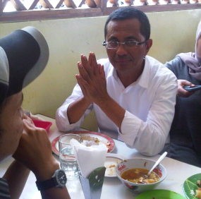 Makan Siang Sederhana Dahlan Iskan di Kantin, Sop Iga dan Urap