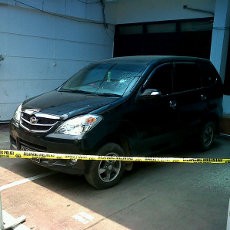Mobil Berlubang Bekas Peluru Terparkir Misterius di Kircon