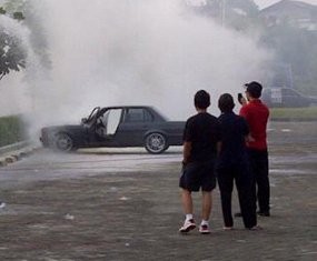 Sedan BMW Terbakar di Rest Area KM 10 Tol Cibubur