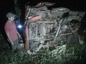 Isuzu Elf Masuk Jurang Diduga Rem Blong