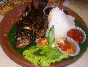 Nostalgia Nila Bakar Pak Chi Met