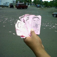 Avanza Hitam Lemparkan Ratusan Kupon Judi Togel di Gedung Sate