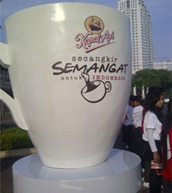 Secangkir Semangat untuk Masyarakat Bandung dan Surabaya