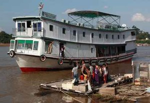 Puskesmas Terapung yang Mondar-mandir di Sungai Mahakam