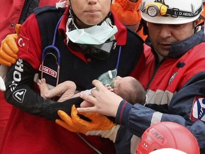 Bayi Selamat Setelah 2 Hari Gempa Turki