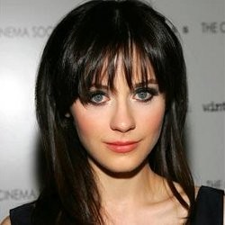 Zooey Deschanel Nyanyi Lagu Nasional Amerika