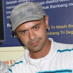 Tak Mau Cerai, Mike Lucock Tunggu Matang untuk Nikah