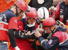 Tim SAR Selamatkan Bayi Berusia 2 Minggu dari Reruntuhan Bangunan di Turki