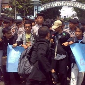 Massa KAMMI Kecoh Polisi Saat Demo SBY