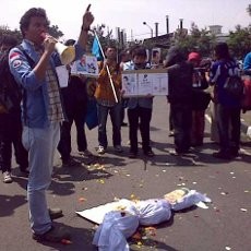 Massa Mahasiswa Tabur Bunga di Atas Pocong SBY