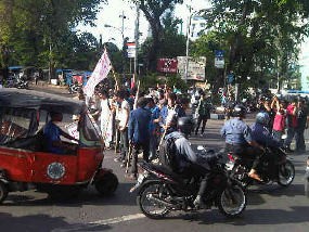 Mahasiswa Anti-SBY Aksi Jempol Darah & Blokir Jl Diponegoro 