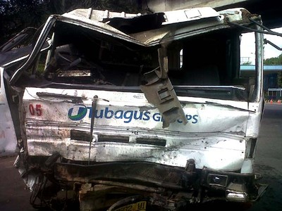 Truk Trailer Terjun dari Tol Tanjung Priok 