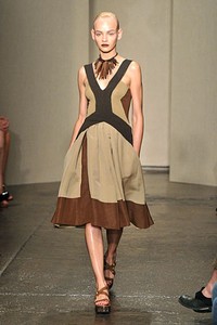 Donna Karan, Spring/Summer 2012. New York Fashion Week Spring/Summer 2012. [Foto: Mike Coppola/Getty Images for Mercedes-Benz Fashion Week]