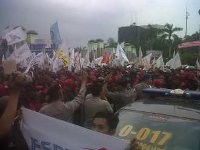 10 Ribu Pendemo Pro BPJS Salat Jumat di Depan Gerbang DPR