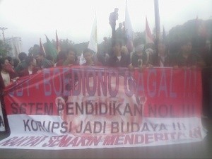  Disemprot Merica, Mahasiswa Pendemo di Istana Batuk-batuk