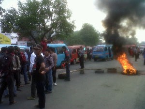 Rayakan Sumpah Pemuda, Mahasiswa Makassar Bakar Ban di Jalan